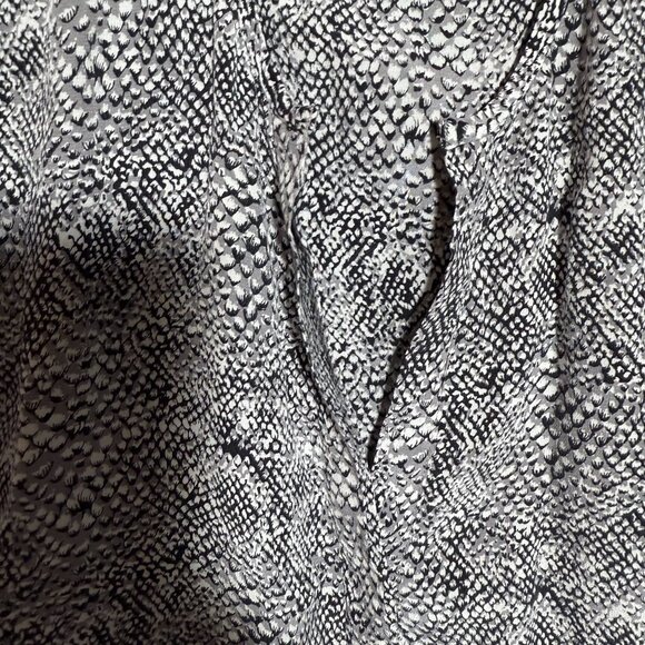 Joie 100% Silk Snakeskin Print Python Blouse Top Women's Medium Gray Black - Picture 4 of 10